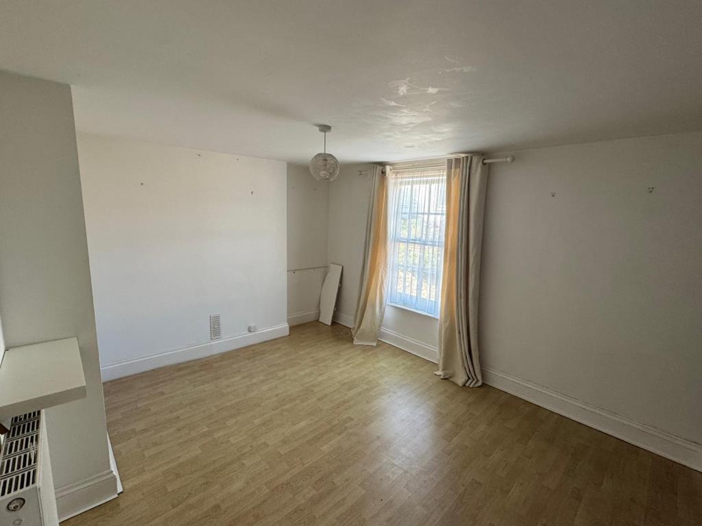 Lot: 183 - TOWN CENTRE MAISONETTE WITH GARDEN FOR INVESTMENT OR OCCUPATION - Bedroom